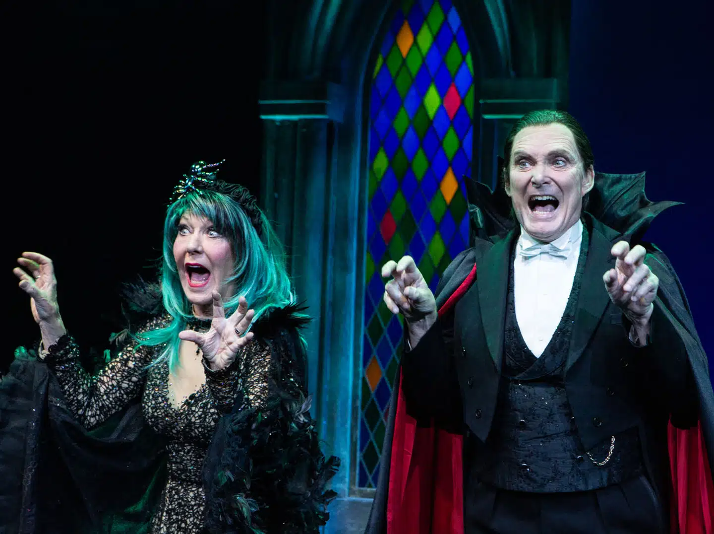 Vivienne McKee og David Bateson sætter tænderne i alt og alle i årets tossede julekabaret.