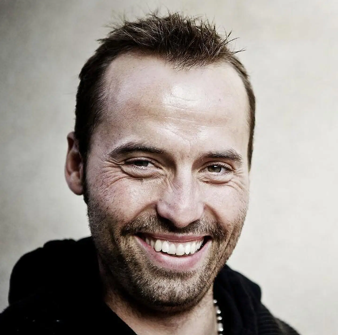 Torben Chris er uddannet folkeskolelærer.