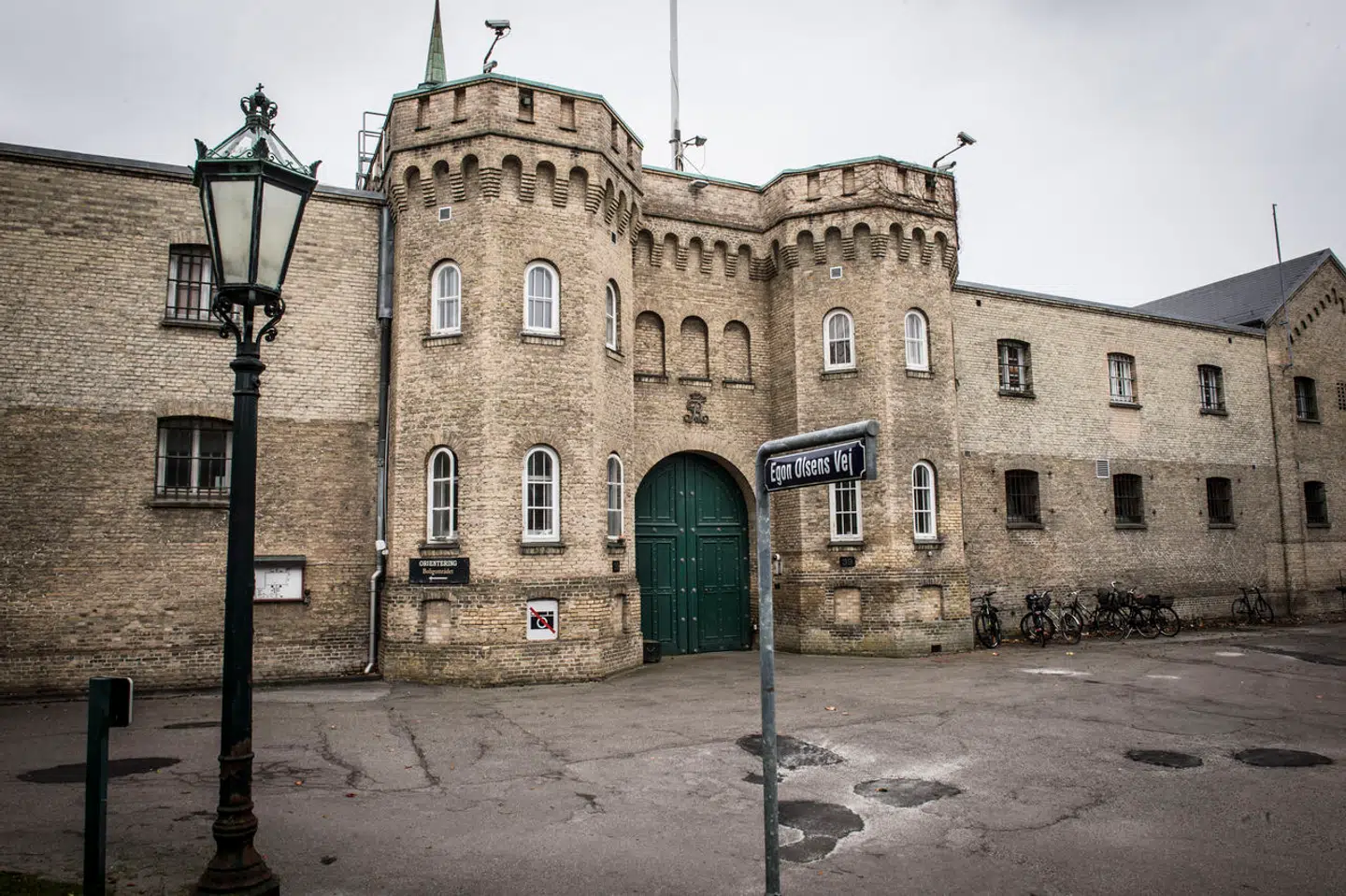 Her ses den ikoniske port ved Vridsløselille Fængsel og vejskiltet med det berømte navn Egon Olsens Vej.