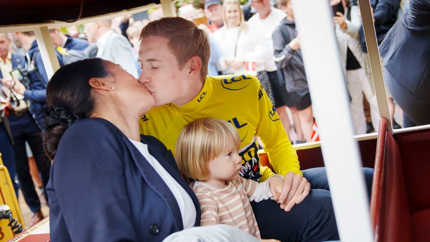 Jonas Vingegaard med Trine og Frida som hyldes i Tivoli onsdag den 26. juli 2023. Jonas Vingegaard vandt Tour de France for andet år i træk. Og nu er de flyttet fra Danmark.