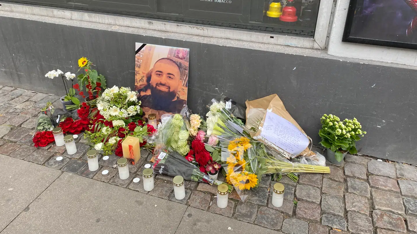 Blomster lagt ved butikken, hvor den 24-årige blev dræbt. Ifølge politiet var han uskyldig og havde ingen forbindelse til kriminelle miljøer.
