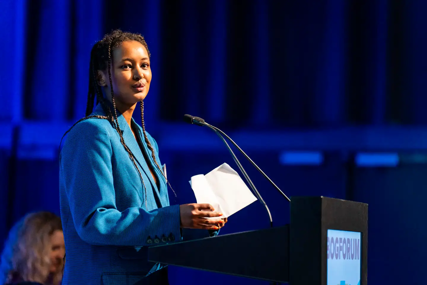 Amina Elmi får her overrakt Bogforums Debutantpris 2023.