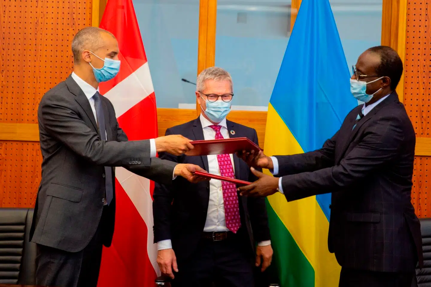 Daværende udlændinge- og integrationsminister Mattias Tesfaye (S) og daværende udviklingsminister Flemming Møller Mortensen (S) i Rwanda sidste år, hvor de lavede en foreløbig aftale om et asylsamarbejde. Nu er det på tide at genoptage arbejdet, mener Amalie Lyhne i denne leder.