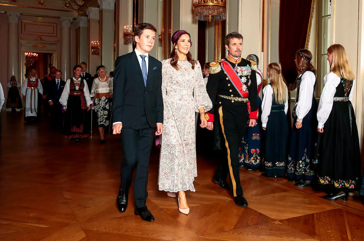 Oslo 2019831. Prins Christian, kronprinsesse Mary og kronprins Fredrik ankommer til lunch på Slottet i forbindelse med prinsesse Ingrid Alexandras konfirmaton. Prinsessen har fulgt konfirmationsundervisningen i Asker menighed. POOL Foto: Lise Åserud / NTB scanpix