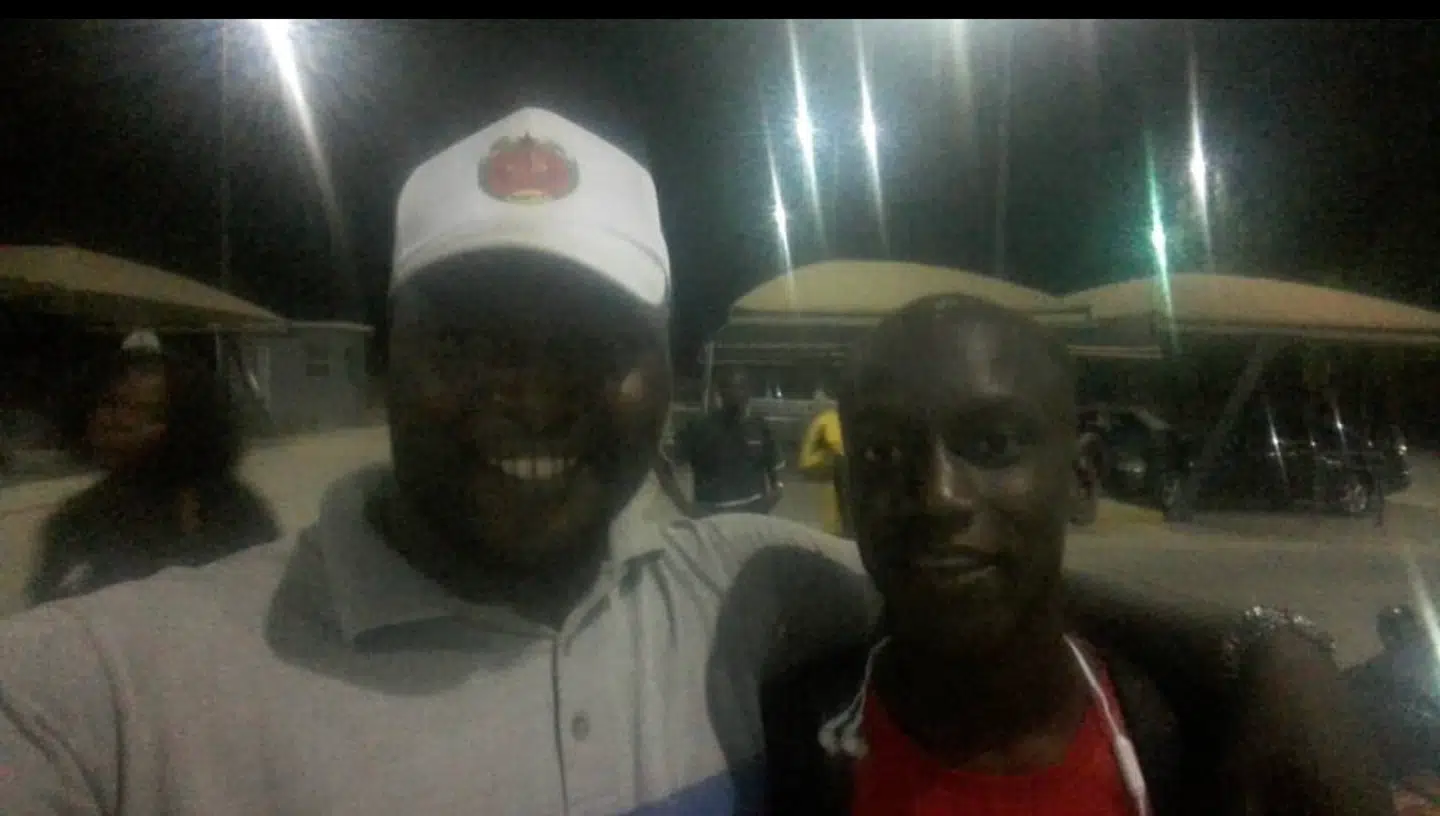 Mamadu Cirem Djabi (til venstre) og sønnike Alamara Djabi.