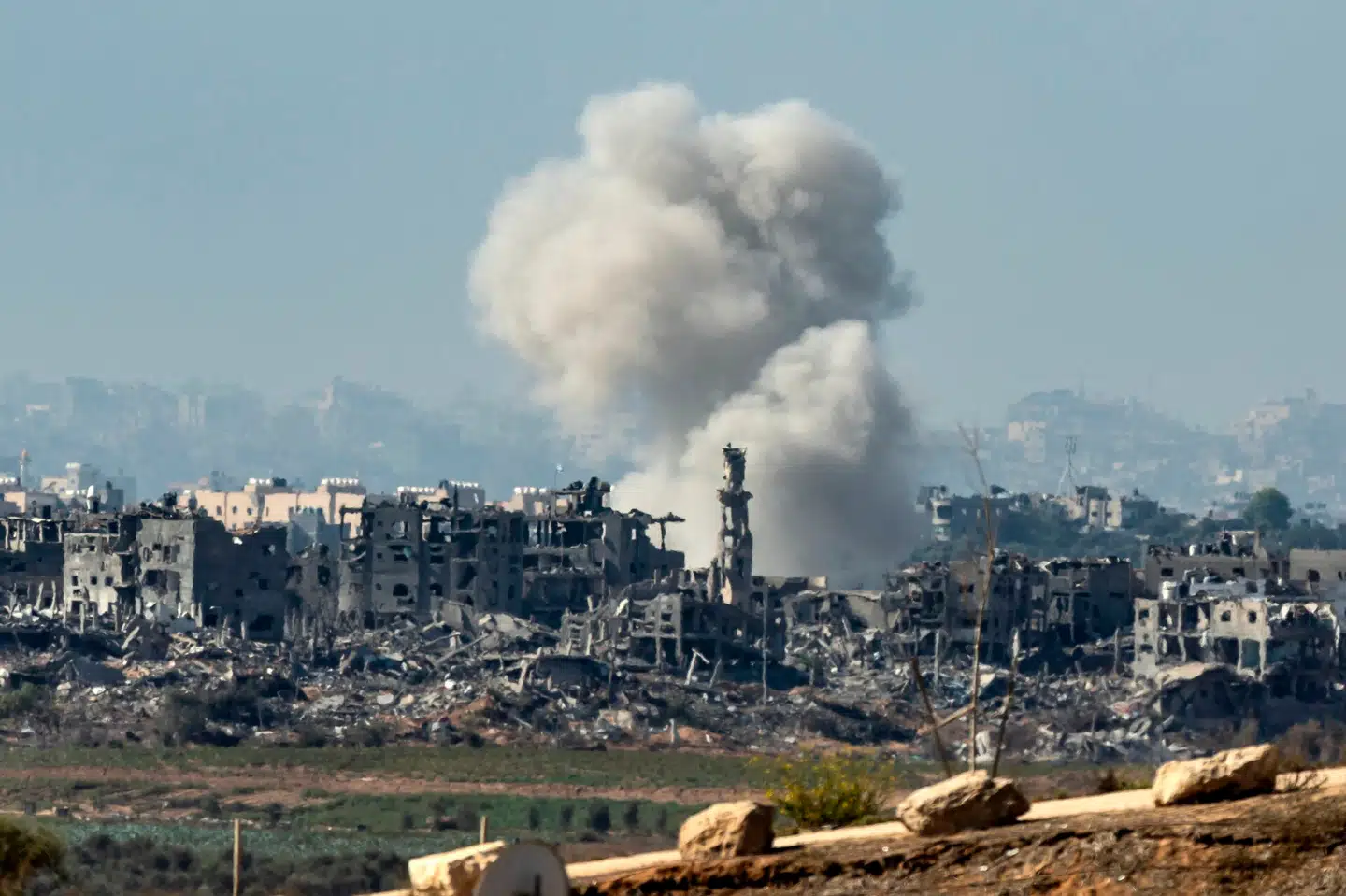 Røg stiger op fra et israelsk bombeangreb i det nordlige Gaza. Siden Hamas' massakre på civile israelere 7. oktober har israelske bomber regnet ned over Gazastriben. Foto: Fadel Senna, AFP, Scanpix.