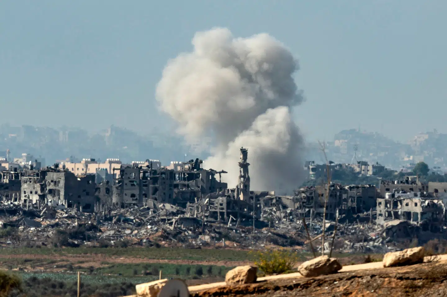 Røg stiger op fra et israelsk bombeangreb i det nordlige Gaza. Siden Hamas' massakre på civile israelere 7. oktober har israelske bomber regnet ned over Gazastriben. Foto: Fadel Senna, AFP, Scanpix.