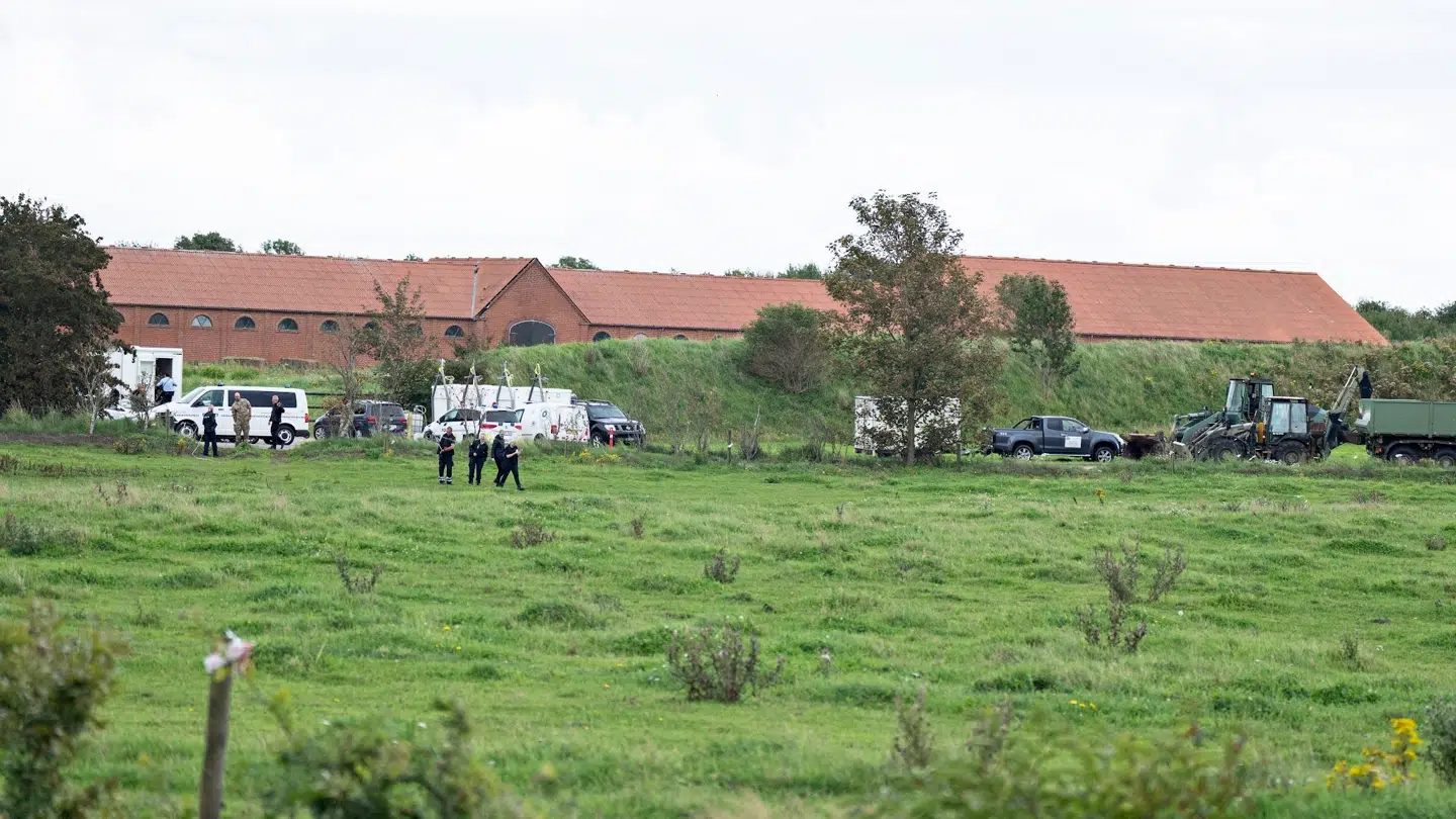 Politiafspærringer ved Stutteri Viegård i Skals, onsdag den 23. august 2023. Myndighederne leder efter nedgravede heste ved stutteriets ejendomme, skriver Ritzau. Det handler først og fremmest om at finde ud af, om der er nedgravet heste uden tilladelse. Stutteriet er i forvejen sigtet for en række overtrædelser af dyrevelfærdsloven.