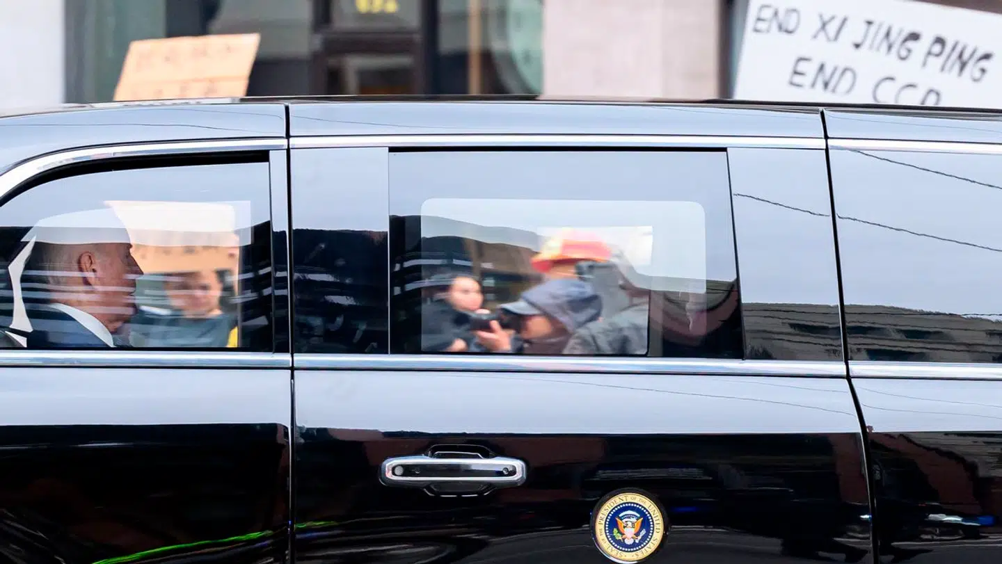 Joe Biden i en topsikret bil på vej til mødet med Xi Jinping.