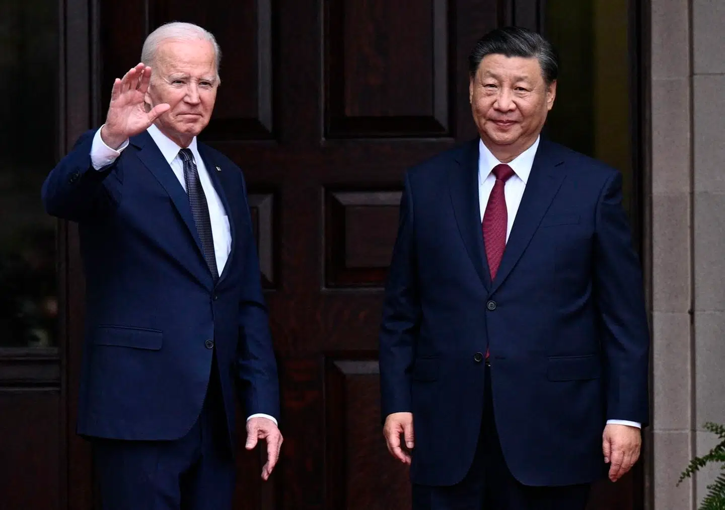 Xi Jinping og Joe Biden hilser på pressen i San Francisco onsdag lokal tid. De to ledere mødtes i forbindelse med Asia-Pacific Economic Cooperation (APEC). At få mødet på plads har krævet en enorm indsats, melder amerikanske diplomater.