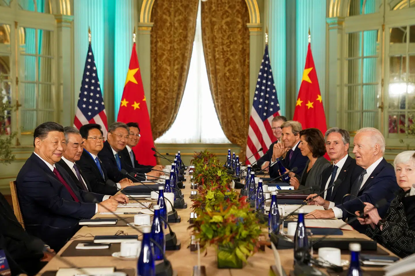 Joe Biden og Xi Jinping var onsdag amerikansk tid ansigt til ansigt for første gang i mere end et år.