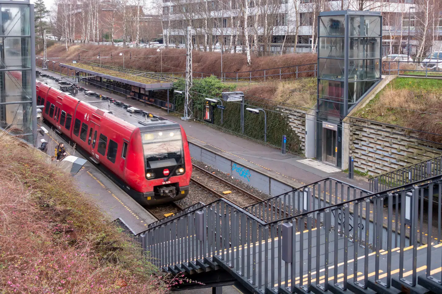 Vejbroen, som går over Emdrup Station, er omkring 100 år gammel og temmelig nedslidt.