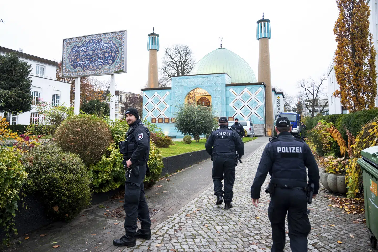 Politifolk ved Den Blå Moské i Hamburg torsdag i forbindelse med en omfattende razzia mod Det Islamiske Centrum i Hamburg, som er under mistanke for at handle imod den forfatningsmæssige orden i Tyskland og yde støtte til terrororganisationen Hizbollah i Libanon.