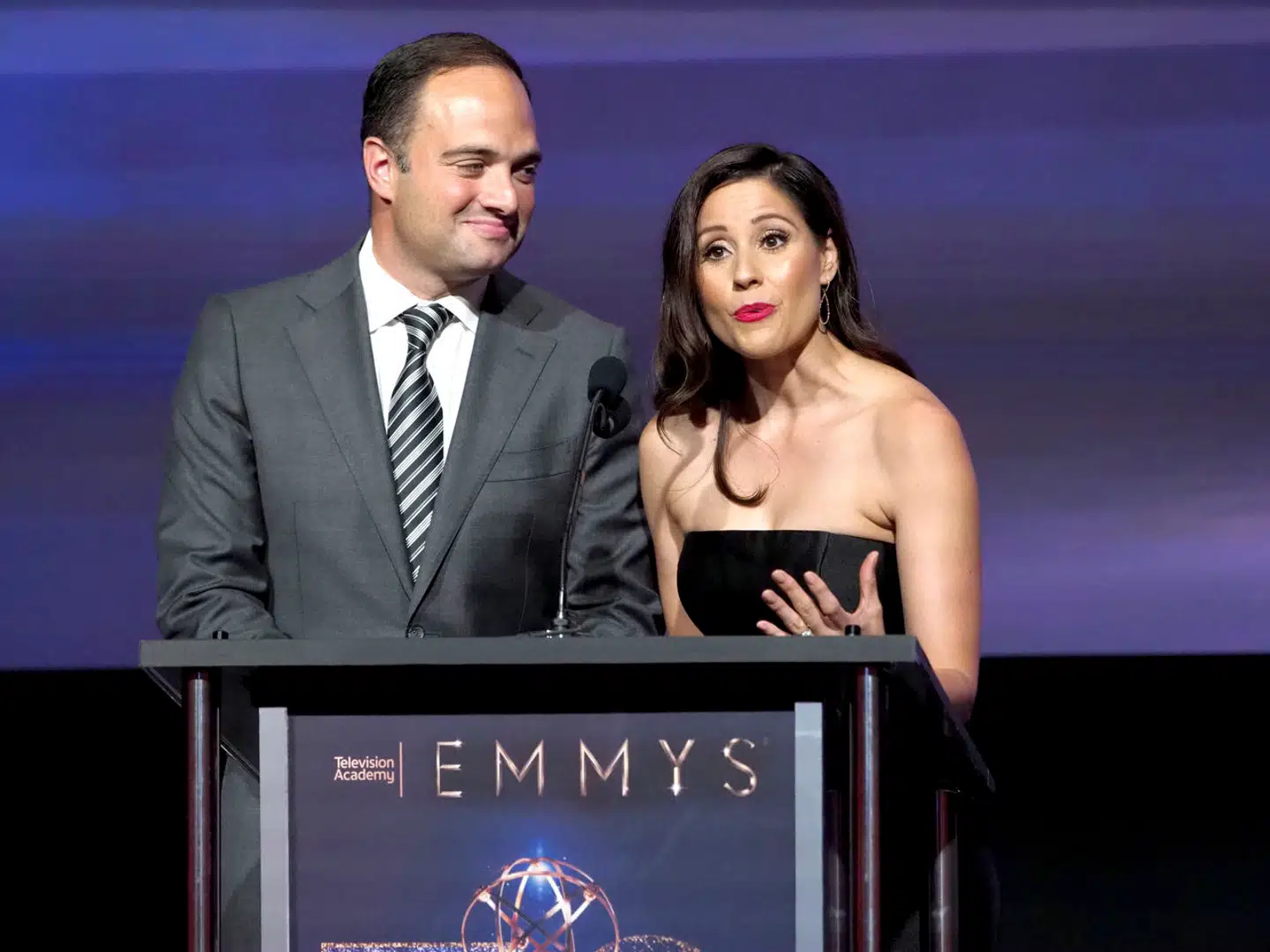 Léon Krauze (tv.) var hovednyhedsvært på Univisions tv-station i Los Angeles i ti år, og siden 2022 har han været vært på kanalens landsdækkende nyhedsprogram. Men hans karriere på kanalen er nu sluttet brat.