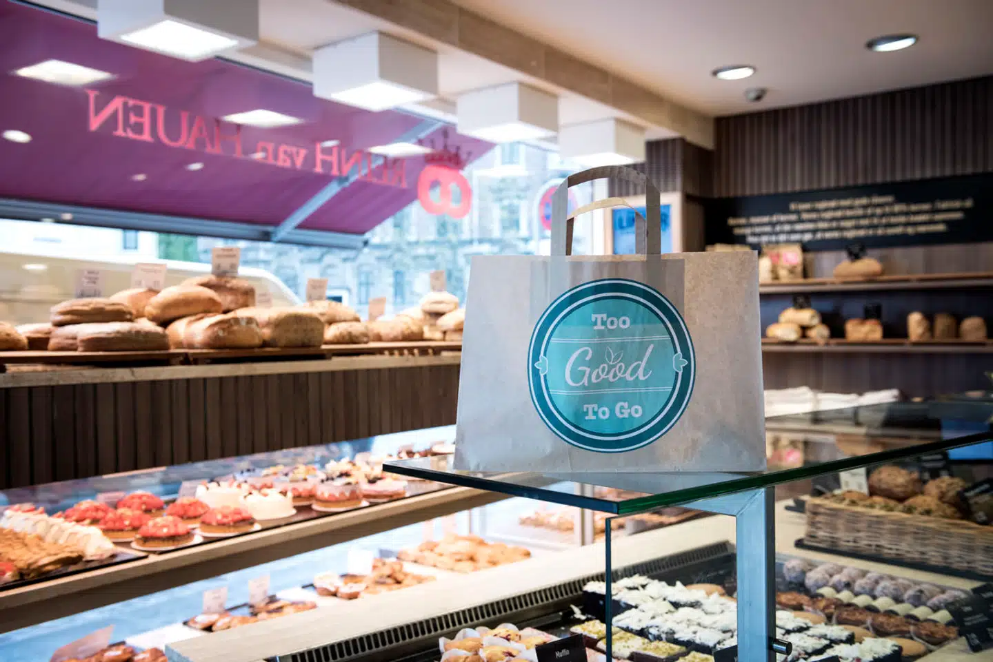 I mange år har den danske mobilapp Too Good to Go bidraget til at nedbringe madspildet fra butikkerne, som gennem den har fået en nem måde at nå ud til dem, der gerne køber poserne med det tiloversblevne, når dagen er omme.