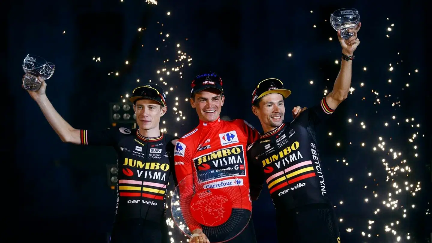 De tre Jumbo-Visma-kaptajner efter Vueltaen. Jonas Vingegaard står til højre, Sepp Kuss i midten og Primoz Roglic til højre.