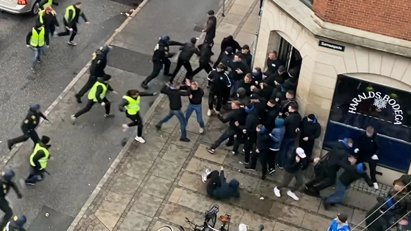 Her ses et skærmbillede fra urolighederne den 12. november 2023 efter kampen mellem FCK og Brøndby