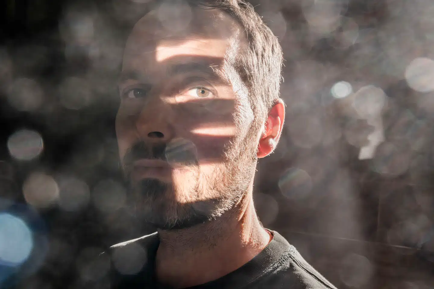 Dokumentarfilminstruktør Simon Wilmont har lavet flere film, der handler om børn under særlige omstændigheder. Hans seneste to film foregår i Ukraine, mest fordi krigen var nem at navigere i. Til gengæld har den været svær at slippe.