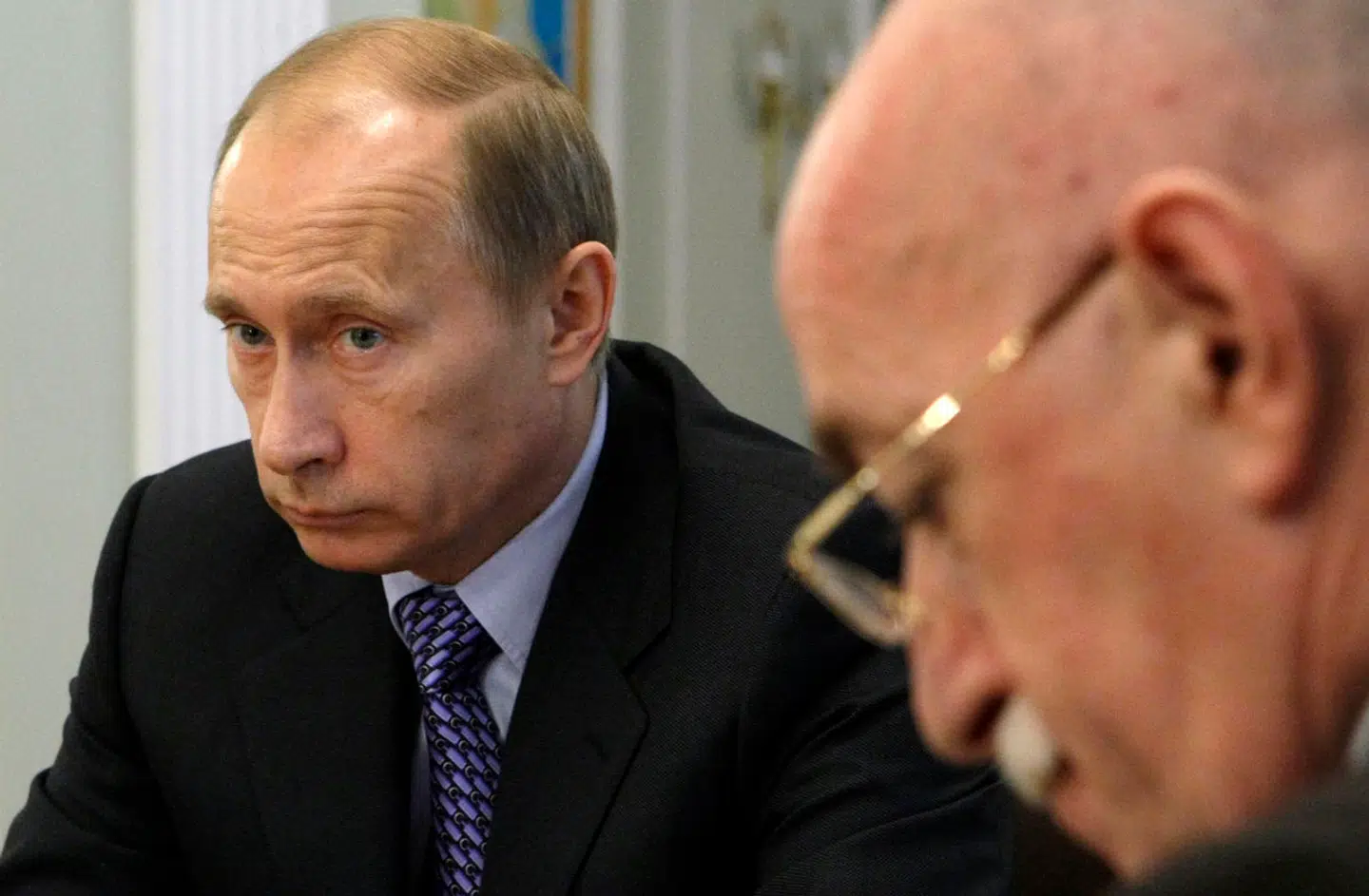 Her ses præsident Vladimir Putin og i forgrunden Taimuraz Bollojev, Baltikas nye regent, da han var byggechef for vinterolympiaden i Sochi i 2014. (AP Photo/Ivan Sekretarev)