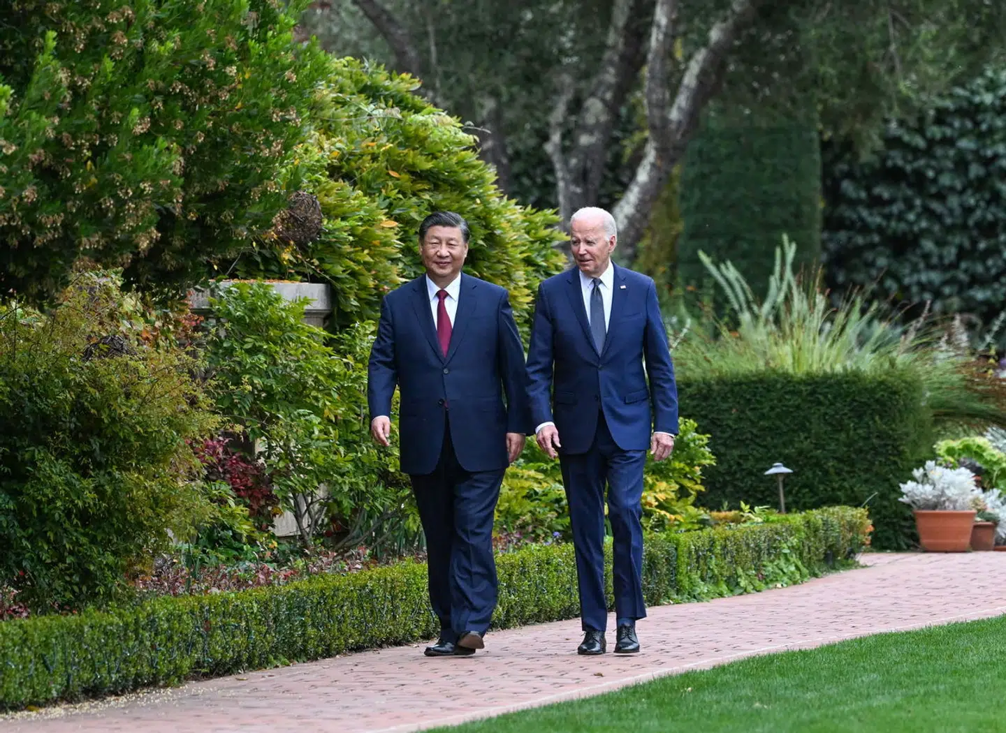 USAs præsident, Joe Biden, og Kinas præsident, Xi Jinping, på gåtur efter et fire timer langt møde i San Francisco onsdag.