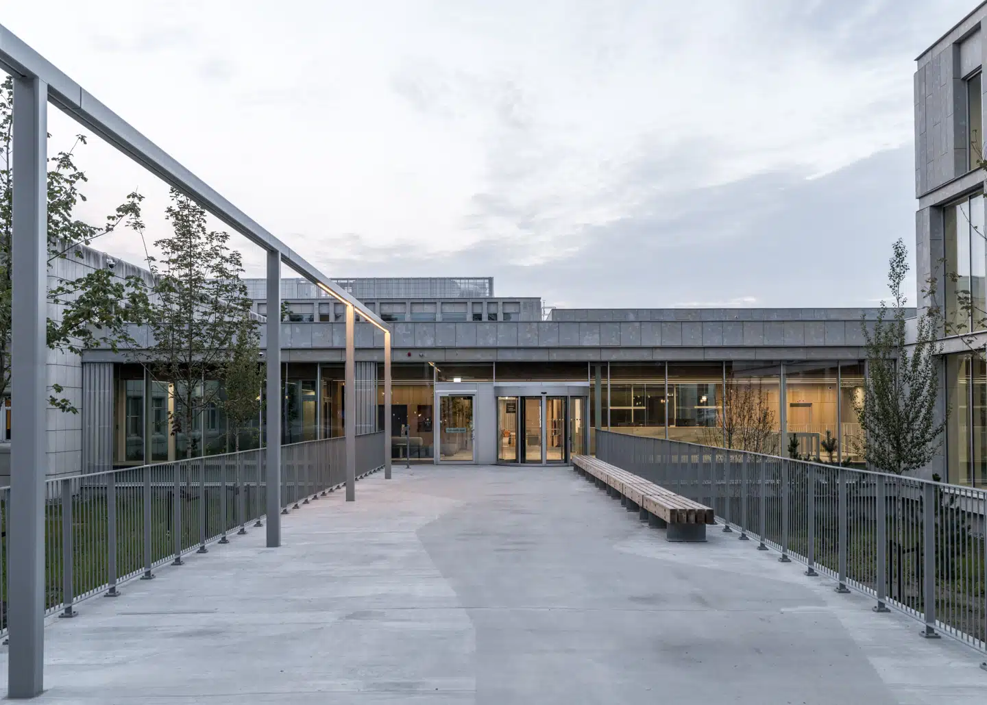 Den flot iscenesatte ankomstsituation med broen over grøften og de store stålrammer til belysning vil uden tvivl gøre indtryk på virksomhedens gæster.