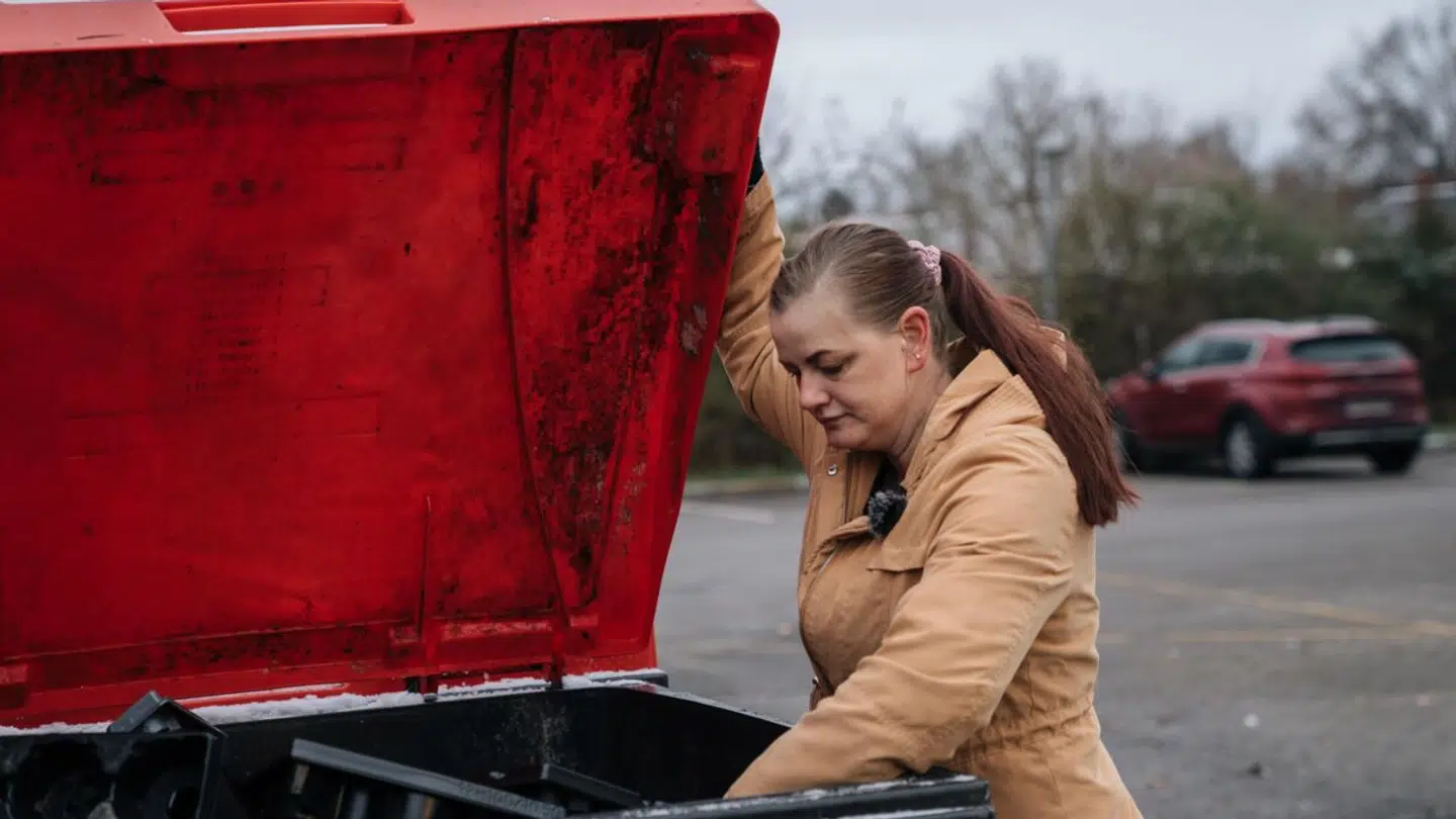 For snart et år siden skrev B.T. en serie om krisejul. Se her Rikke Skafte med to børn fortælle, hvordan hun må samle affald i skraldespande for at finde mad.