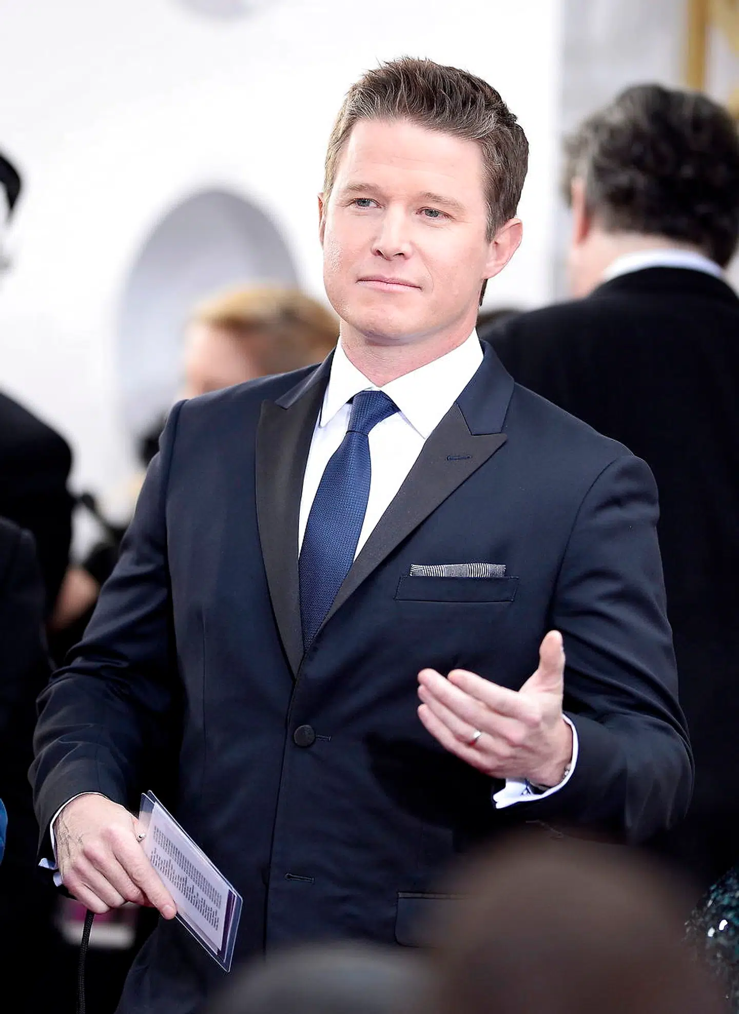 Billy Bush, som her er fotograferet, dengang han var inde i varmen og på vej til Golden Globe-uddelingen i 2015. Året efter blev han lagt på is af underholdningsindustrien på et splitsekund. Nu vender han tilbage til TV.