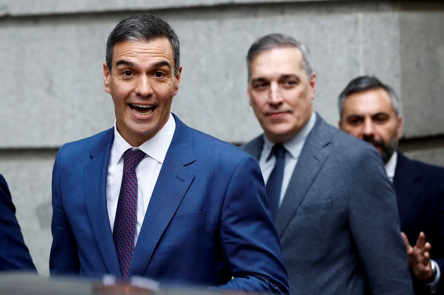 Spaniens nyvalgte premierminister reagerer på meddelelse om, at han vandt en afstemning i parlamentet torsdag. Sanchéz står i spidsen for Det Spanske Socialistiske Arbejderparti, PSOE, som har indgået separate aftaler med en række regionale partier om at støtte en ny regering. Det har givet Sanchéz det nødvendige flertal blandt underhusets 350 medlemmer.