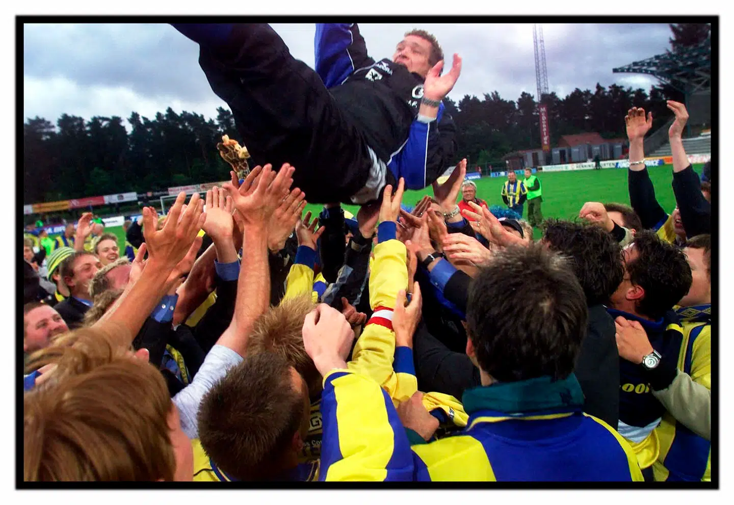 Spillende træner John »Faxe« Jensen fik selvfølgelig en lufttur, da Herfølge sensationelt sikrede sig danmarksmesterskabet i fodbold i år 2000 med uafgjort ude mod Silkeborg. Nu er DM-pokalen stjålet.