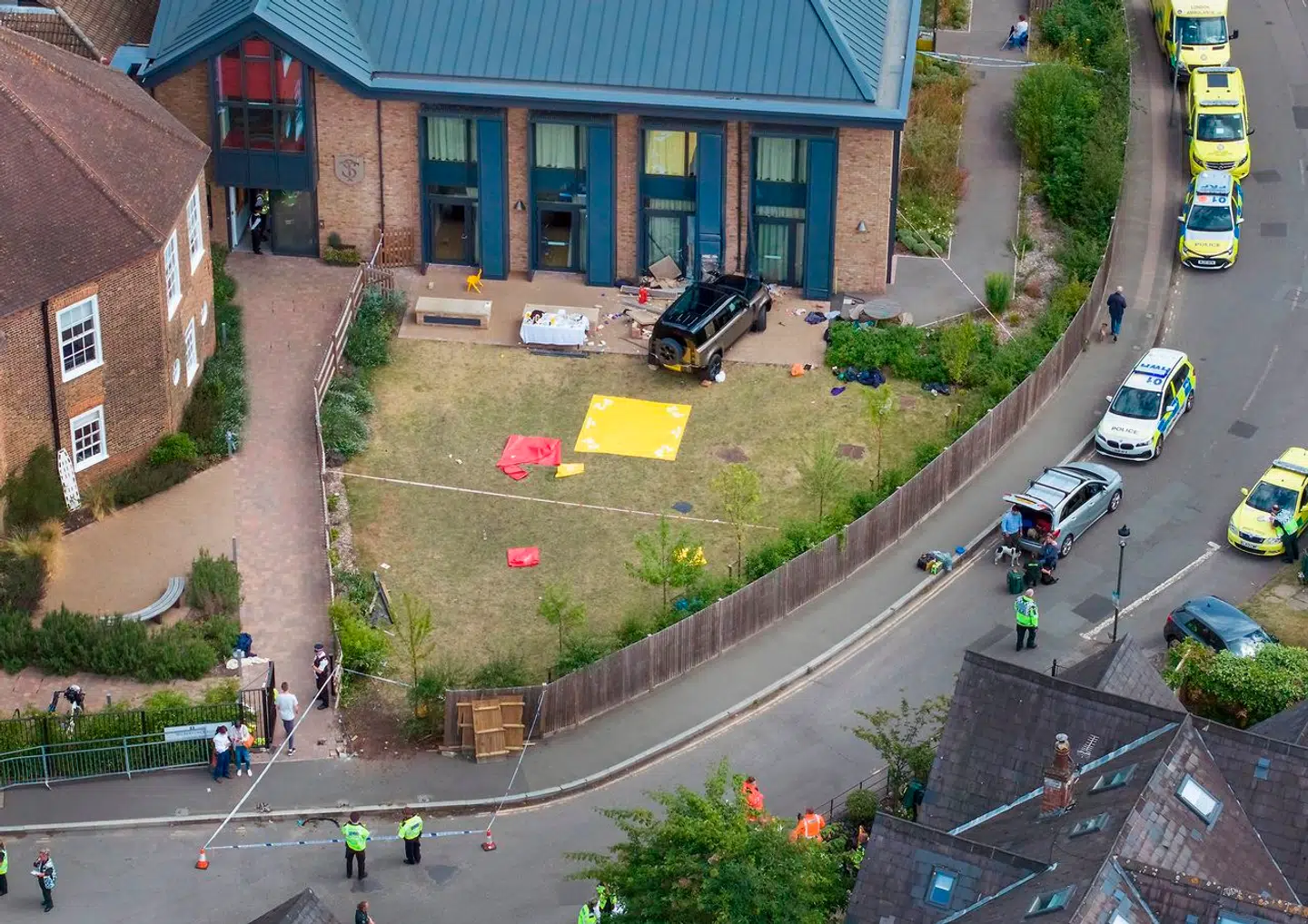 Pigeskolen i Wimbledon, en forstad til London, hvor eleverne i tredje klasse holdt picnic på plænen. En godt to ton tung Land Rover kørte over kantstenen og fortovet og gennem hegnet og hækken og ind i klassen. Billedet er taget umiddelbart efter ulykken, og man kan se, at bilen først stoppede, da den ramte skolebygningen. Siden har kampen mod SUV-bilen været en topprioritet for nogle politikere og aktivister.