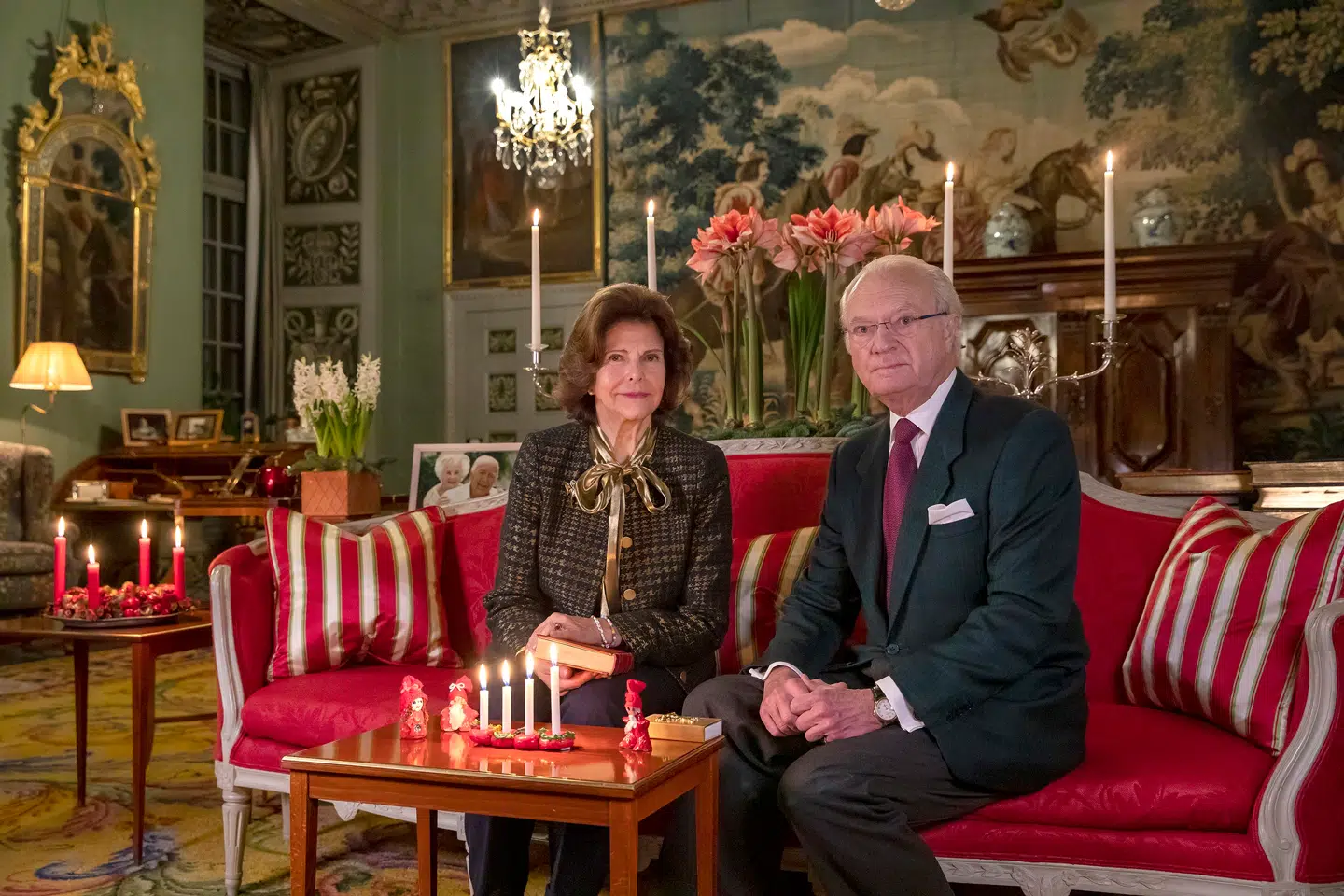 Det svenske kongepar på deres private residens Drottningholm Slot. Her mistænker politiet dem for at have gemt kongens familiemedlem. Foto: Victor Eriksson / The Royal Court of Sweden.