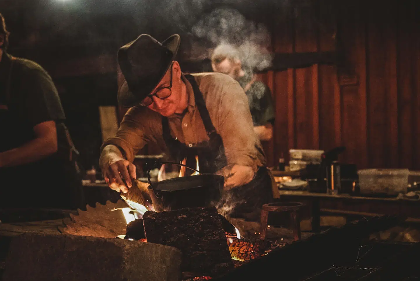 Nicolai Tram har fået en Michelin-stjerne på at lave bålmad i en skov i Halland.