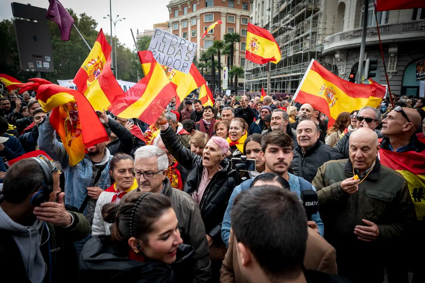 Over hele Spanien er folk gået på gaden i protest mod Pedro Sánchez' regeringsaftale. Foto: Fernando Villar, Scanpix