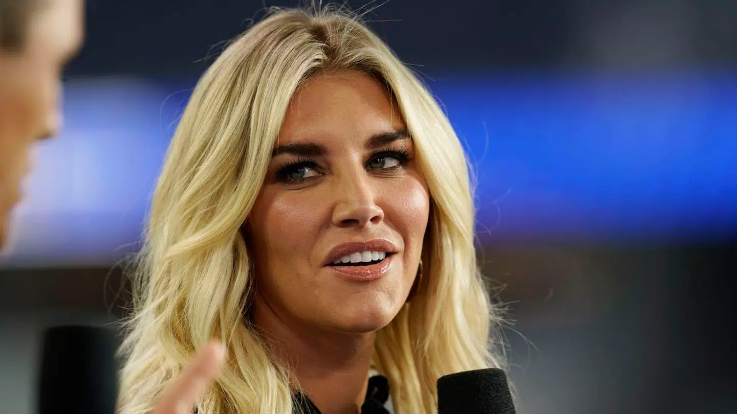 Charissa Thompson har bare fundet på noget, trænerne kunne finde på at sige.
