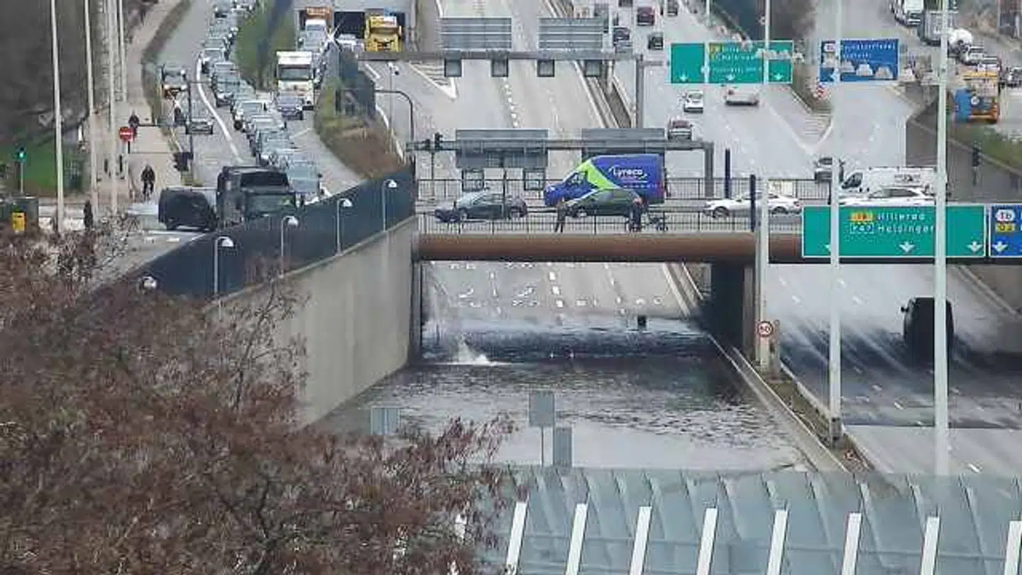 Vand fra det bristede rør vælter stadig ud over Lyngbymotorvejen klokken 09.24, viser overvågningsbilleder fra Ryparken Station.