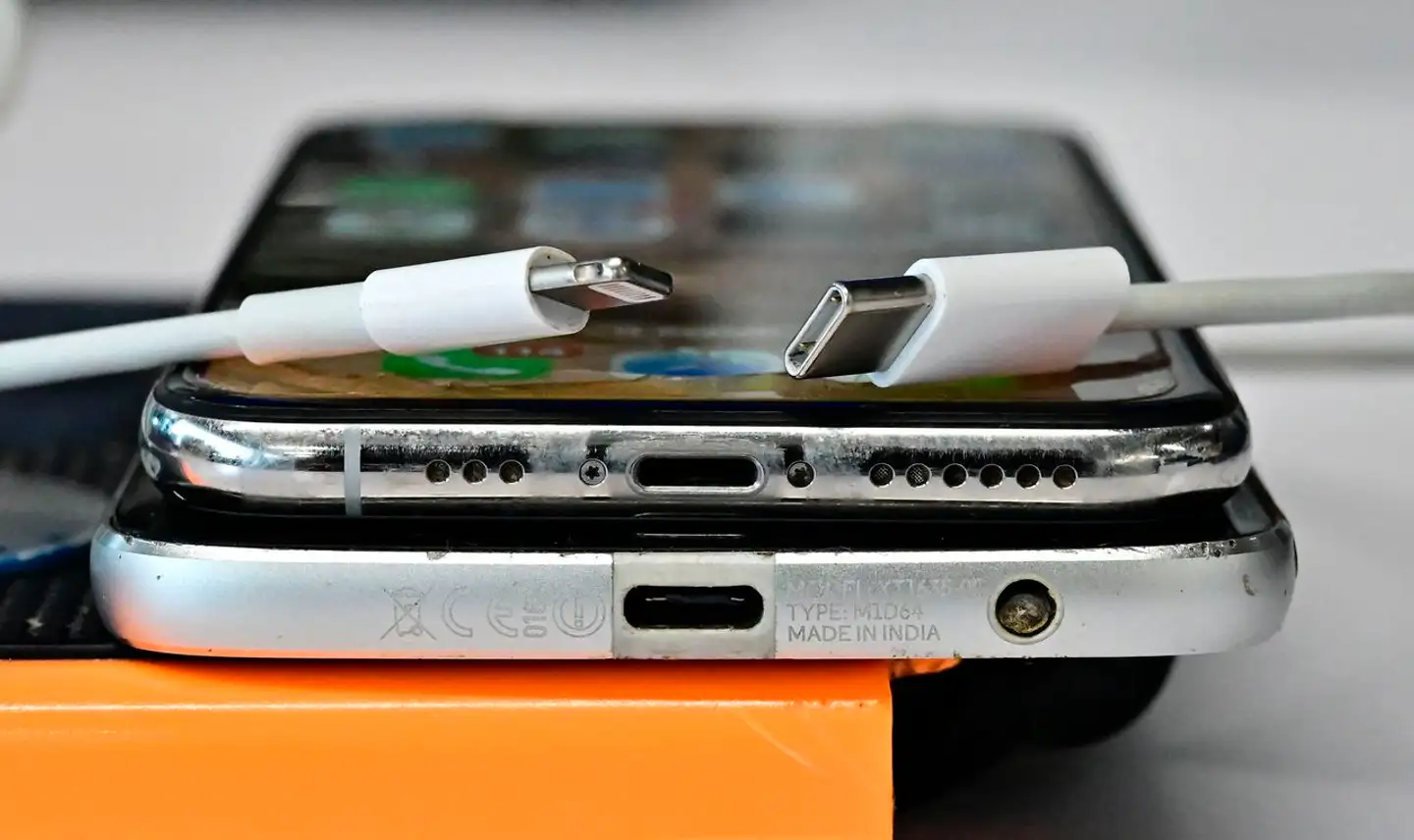EU har allerede presset Apple til at skifte sit eget Lightning-stik ud med standardstikket USB-C på nyt udstyr. Nu medfører pres på at få åbnet Apples iMessage-beskedsystem, at kommunikationen mellem iPhone- og Android-telefoner fra næste år bliver enklere og med flere muligheder.
