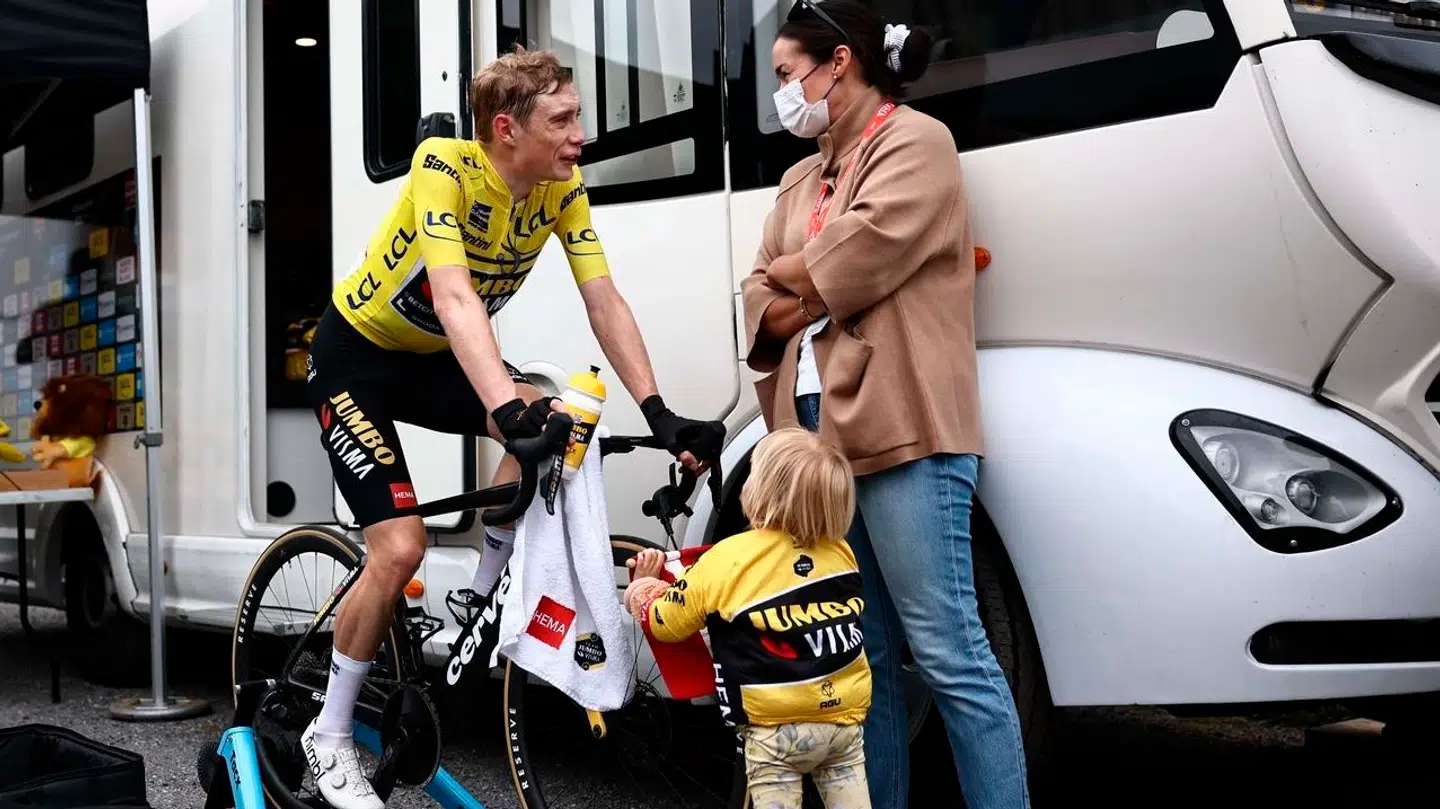 Jonas Vingegaard taler med sin familie under Critérium du Dauphiné.