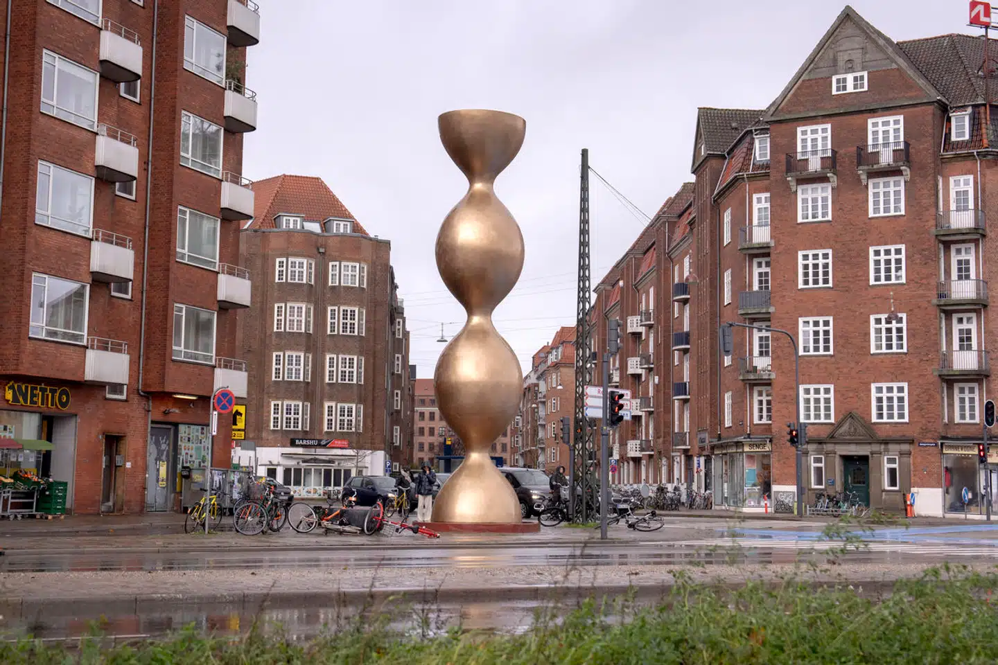 Sophia Kalkaus »Zygote« skaber en lille plads på det døde område foran Netto og medvirker dermed til at få noget ro og struktur ind i en meget diffus og udflydende bysituation.