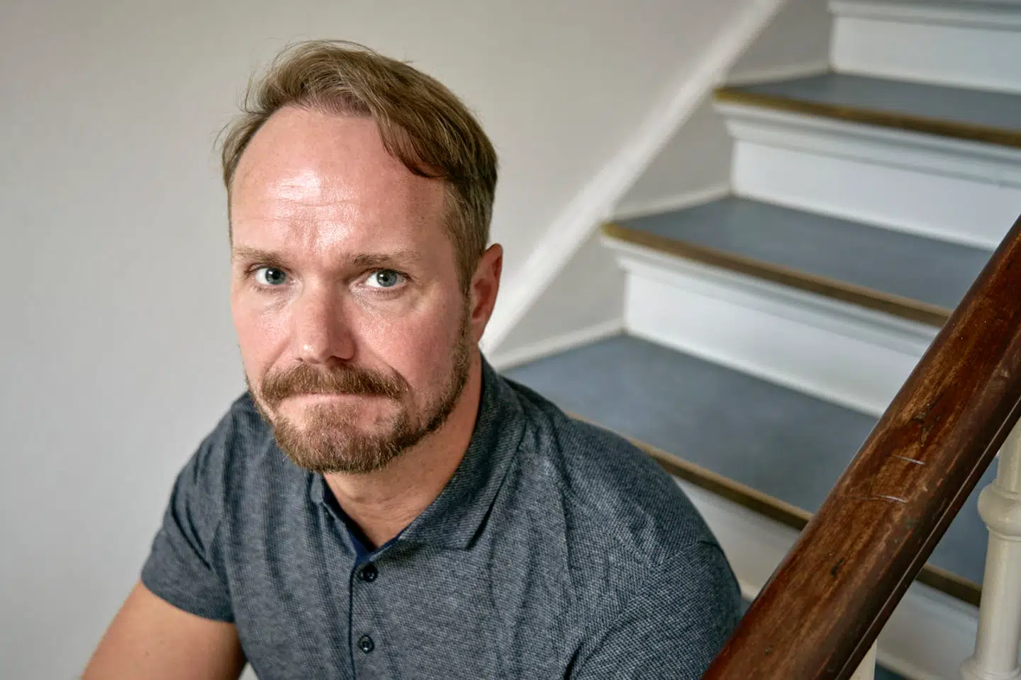 Morten B. Simonsen er en af de mange naboer til Maria Kirkeplads, der igen er blevet et opholdssted for hjemløse migranter. Han har boet på Vesterbro i 20 år og er provokeret af, at pladsen nu igen er lejr for hjemløse migranter.