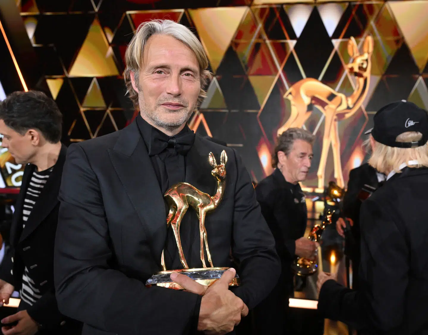 Torsdag aften modtog Mads Mikkelsen en Bambi Award for 'Acting International'. I sin takketale afslørede han, at han var blevet morfar.