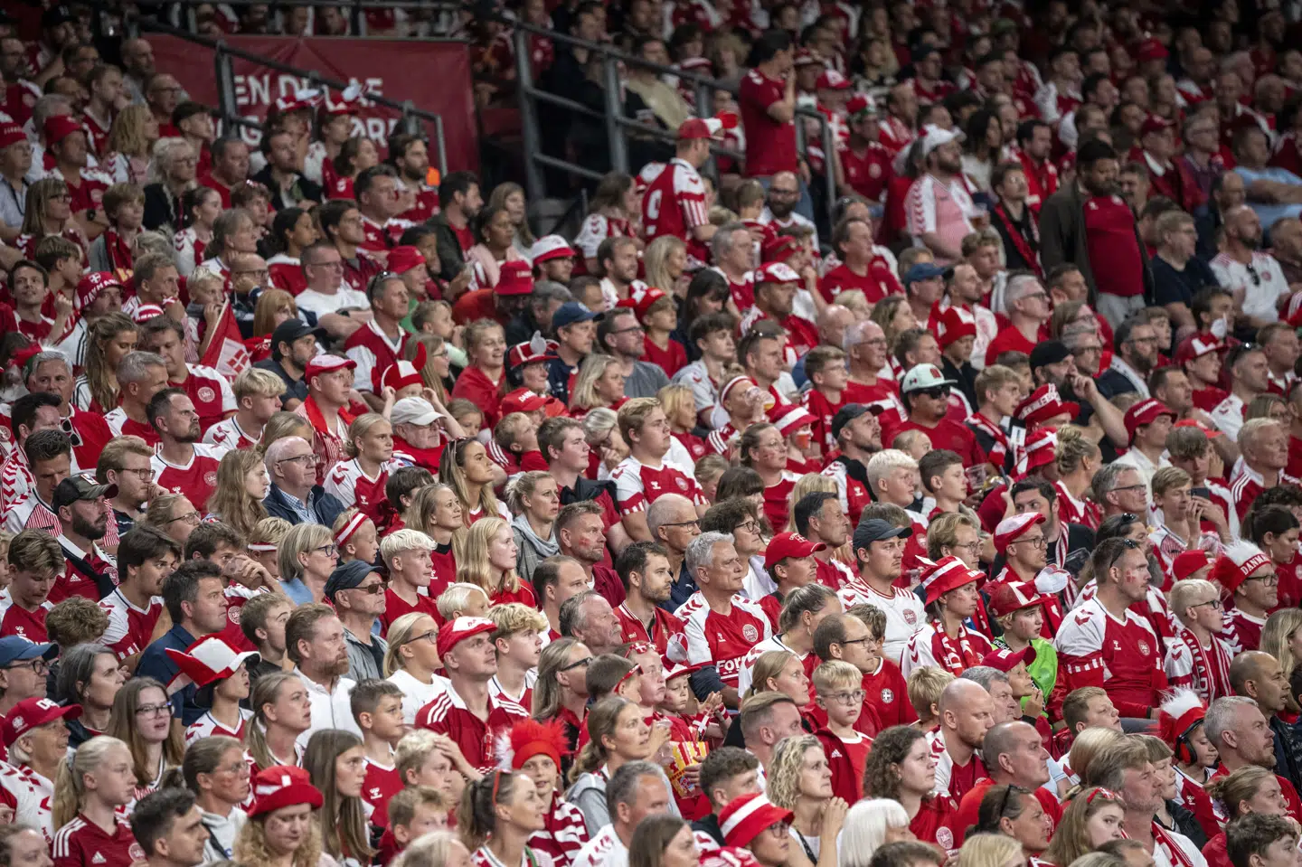 Det er 13. gang i træk på hjemmebane, at det danske fodboldlandshold skal spille for fyldte tribuner fredag.