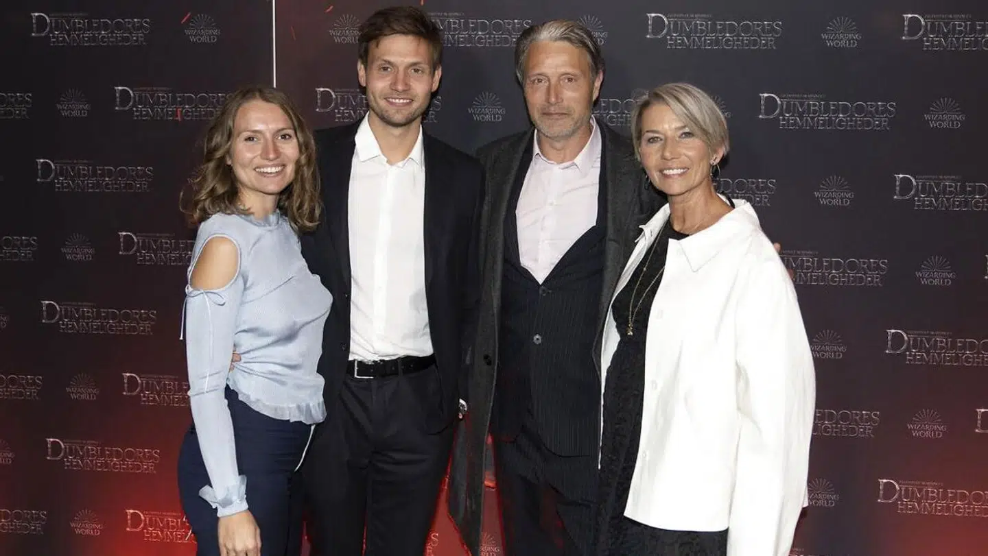 Mads Mikkelsen med hustruen Hanne Jacobsen og deres to børn, sønnen Carl og datteren Viola, som nu har gjort ægteparret til bedsteforældre for første gang. Foto: Anthon Unger.