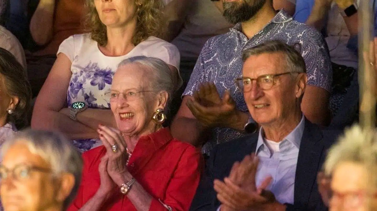 Anders Obel ses her ved siden af Dronning Margrethe i 'Zirkus Nemo' i juni. ,