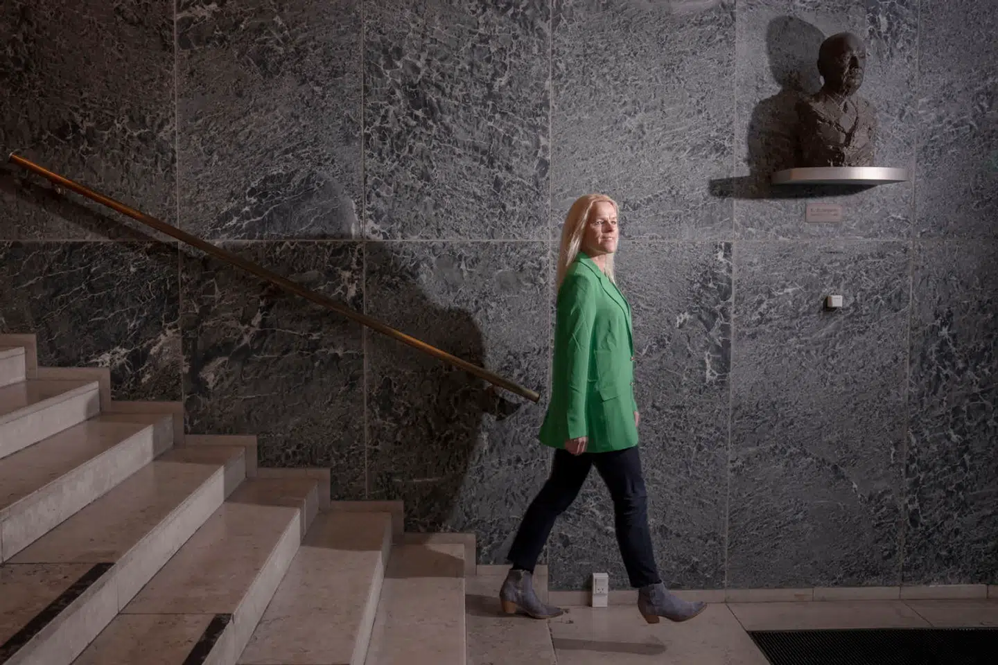 En buste af Karl Kristian Steincke - socialdemokratisk socialminister 1929-1935 og fadder til tankerne bag velfærdsstaten - hænger i baggrunden af Ældreministeriets lobby. Ministeriet huser også Social- og Boligministeriet i bygningen 'Overformynderiet' på Holmens Kanal. Det er her på fjerde sal, hvor ældreminister Mette Kierkgaard (M) i øjeblikket forhandler om de sidste centrale dele af sit udspil om fremtidens ældrepleje.