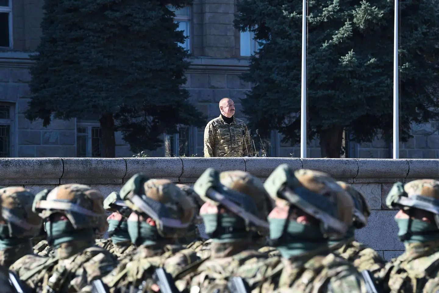 Aserbajdsjans præsident, Ilham Alijev, overvåger en militærparade tidligere i november i den omstridte region Nagorno-Karabakh, som Aserbajdsjan tog kontrol med i en lynoffensiv i september.
