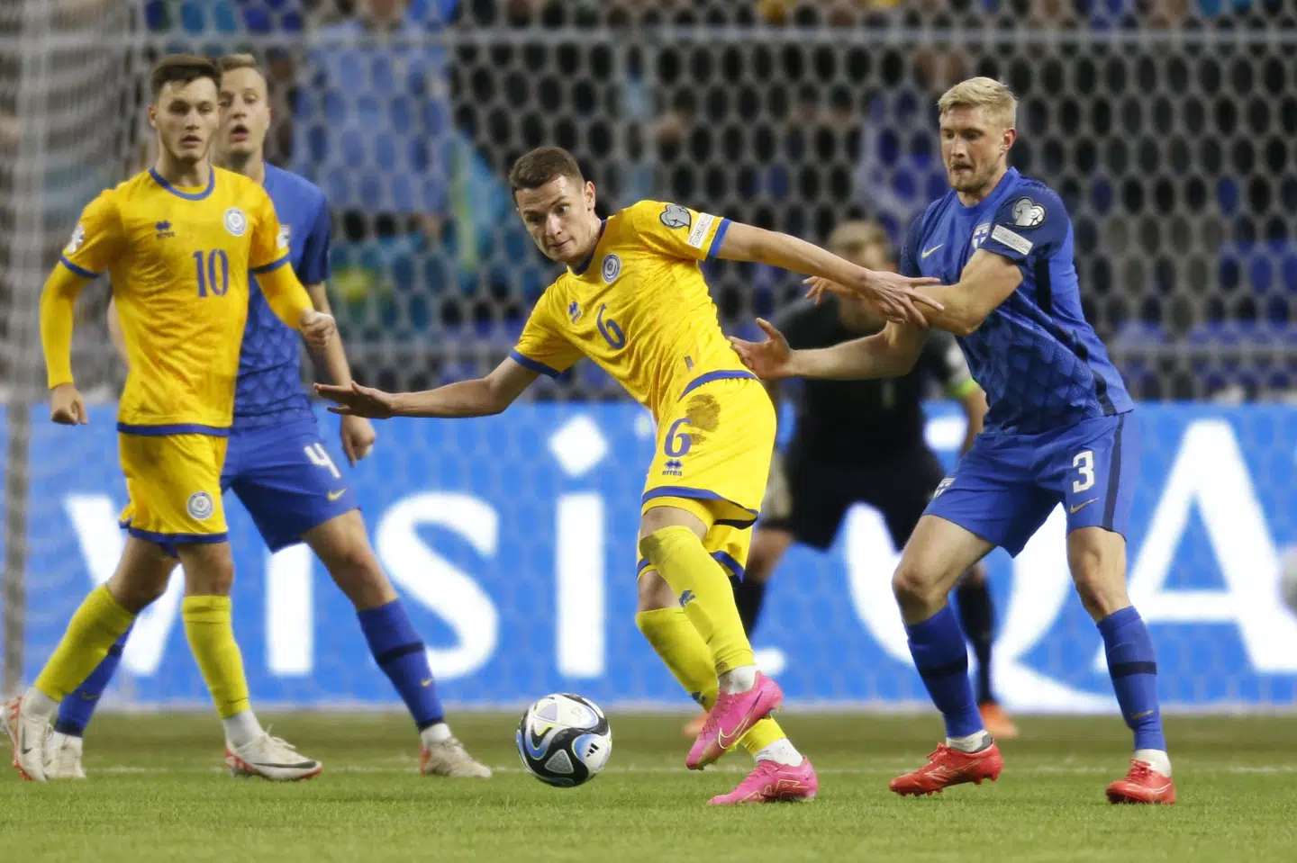 Islam Chesnokov - med nummer seks fra en tidligere kamp mod Finland - scorede to flotte mål fra distancen i Kasakhstans sejr over San Marino. (Arkivfoto).