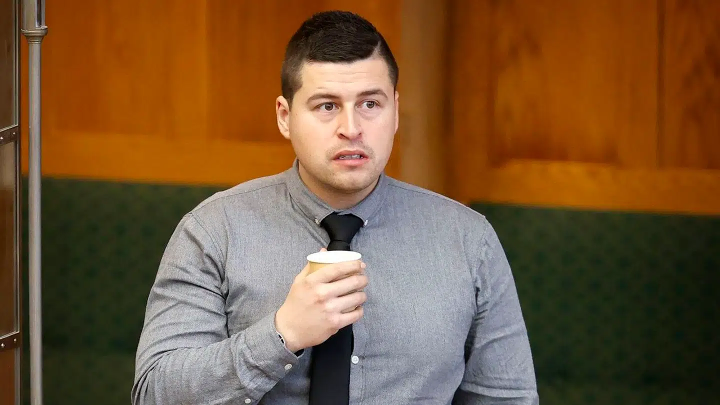 Flere nordiske medier skriver nu om Moderaternes Mike Villa Fonseca, der nu er fortid i Moderaterne efter at have fortalt om sit forhold til en 15-årig pige.