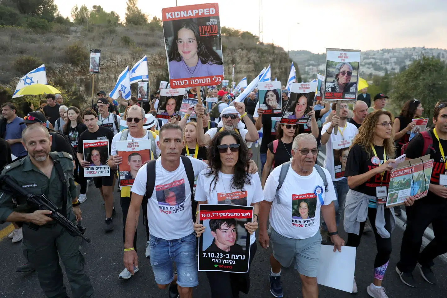 Familiemedlemmer og tusindvis af sympatisører nåede lørdag frem til Jerusalem efter en fem dage lang protestmarch gennem Israel. De kræver, at gidslernes overlevelse får førsteprioritet under konflikten i Gaza.