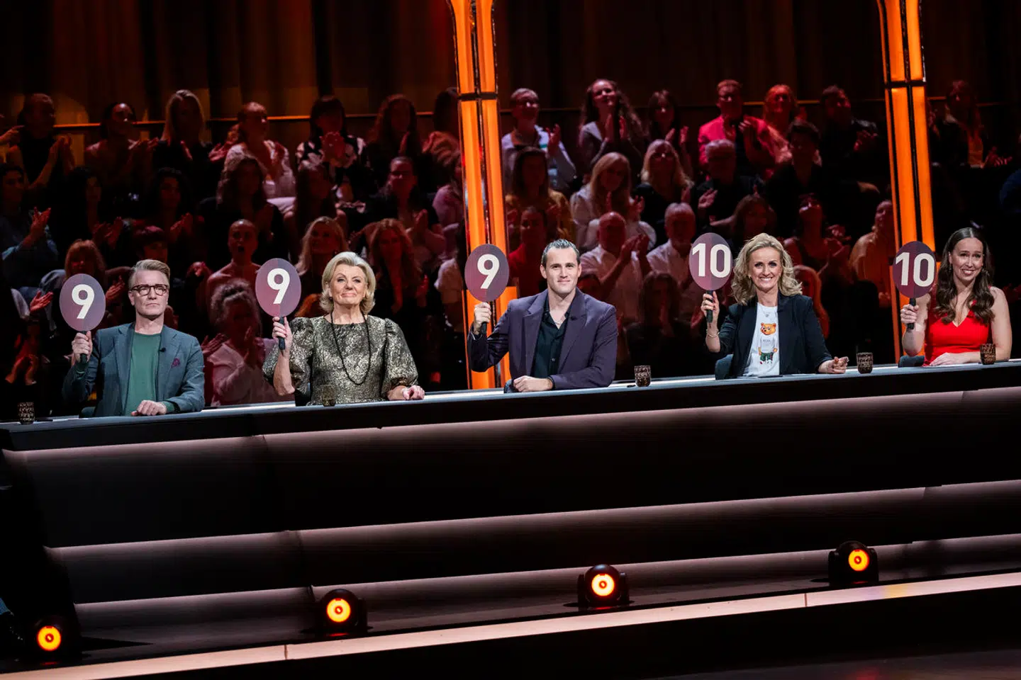 Dommerne Nikolaj Hübbe, Anne Laxholm, Sonny Fredie Pedersen og Marianne Eihilt og gæstedommer Merete Mærkedahl er alle inviteret med til den lukkede afskedsfest for den afgående vært Sarah Grünewald.