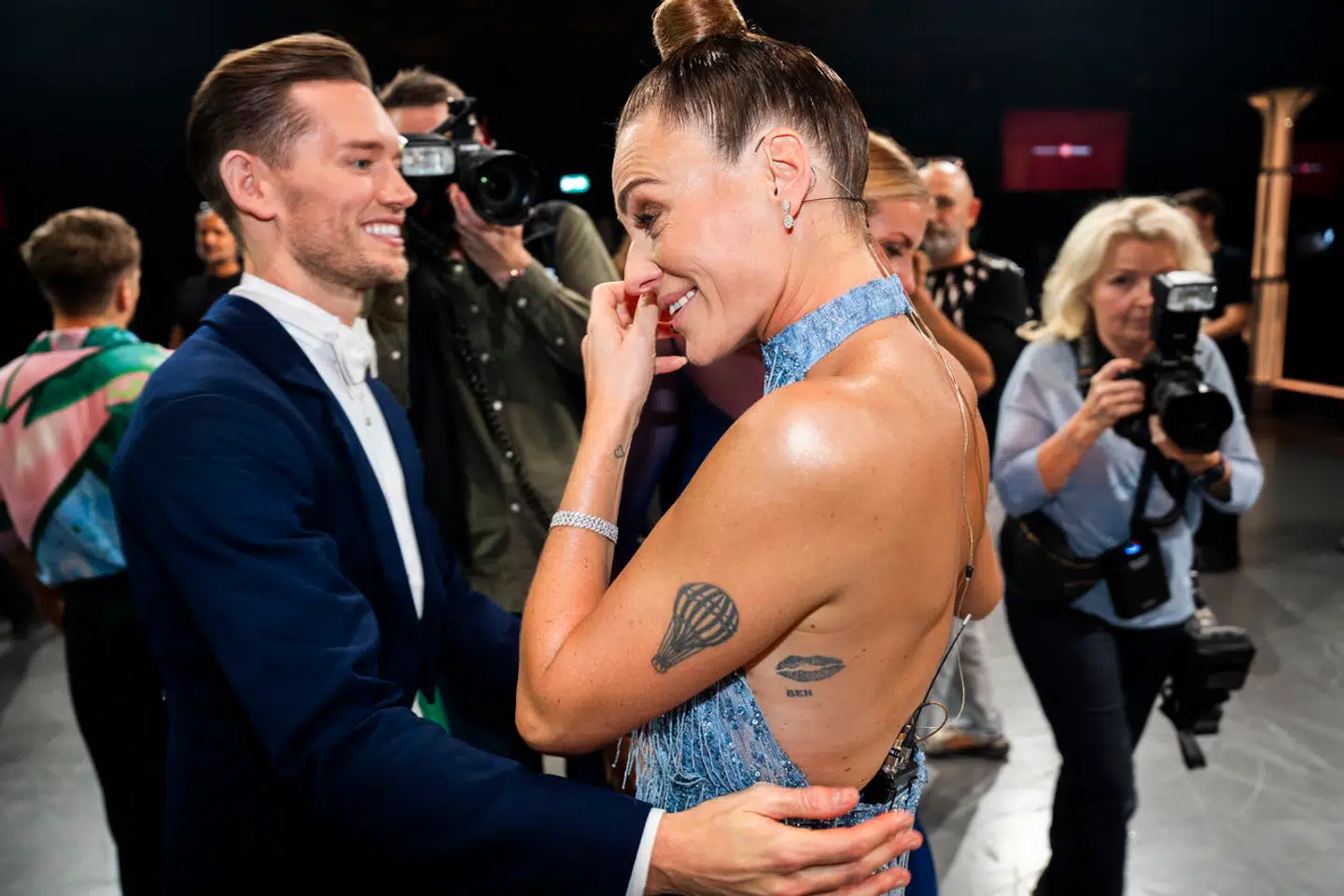 B.T. talte med en berørt Sarah Grünewald efter afgørelsen i 'Vild med dans'-semifinalen.